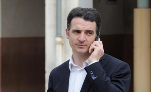 Eric Piolle, le candidat EELV à Grenoble, s'exprime au téléphone le 30 mars 2014