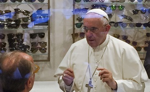 Le pape François dans la boutique d'un opticien à Rome (Italie), le 3 septembre 2015.