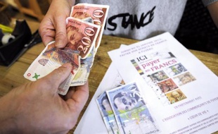 La centaine de commerçants de Tours qui ont accepté les paiements en francs pendant les fêtes et jusqu'à la mi-janvier ont récolté quelque 127.000 francs (19.400 euros), a-t-on appris mardi auprès de l'organisateur de l'opération, qui se dit "agréablement surpris".