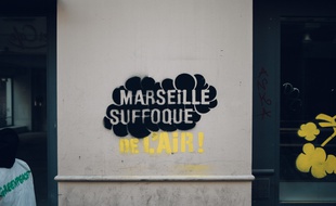 Les tags (propres) de Greenpeace pour alerter sur la pollution à Marseille.