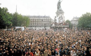 La première Fête du temps libre, qui deviendra la Fête de la musique, place de la République à Paris, le 11 juin 1981.