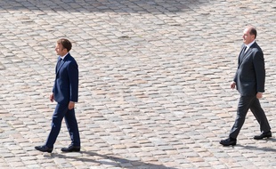 Emmanuel Macron et Jean Castex lors de l'hommage à Jean-Paul Belmondo aux Invalides, à Paris le 9 septembre 2021.