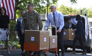Mike Pence livre des cartons dans un centre de soins de réadaptation en Virginie, le 7 mai.