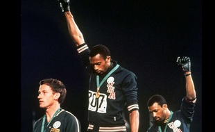 Pour ce poing levé, Tommie Smith et John Carlos ont été exclus à vie des Jeux Olympiques.