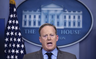 Le porte-parole de Donald Trump, Sean Spicer, s'en prend aux journalistes à la Maison-Blanche, le 21 janvier 2017.