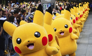 Défilé de personnages pikachu de l'univers Pokemon lors de l'événement "Pikachu Outbreak!" à Yokohama au Japon le 11 août 2018