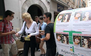 Des amis d'Allison Benitez distibuent des portraits de la jeune fille et de sa mère, dans les rues de Perpignan, le 7 août 2013