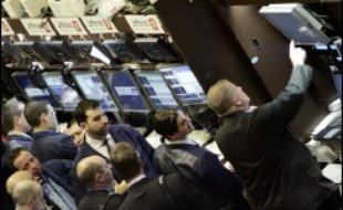 Les Bourses mondiales sont toutes reparties à la baisse jeudi, deux jours après l'onde de choc déclenchée en Chine, les craintes des investisseurs ayant été ravivées par des signaux très mitigés sur l'état de santé de l'économie américaine, selon les spécialistes.