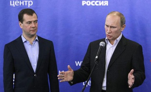 Le président russe Dimitri Medvedev et le Premier ministre Vladimir Poutine commentent les résultats des élections législatives lors d'une conférence de presse, dimanche 4 décembre 2011.