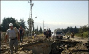 Par ailleurs, la police libanaise a fait état de tirs de "quatre missiles air-sol sur la route du no man's land", long de six kilomètres, "entre le Liban et la Syrie, à 200 mètres du poste frontalier libanais de Masnaa".
