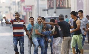 Des Palestiniens portent un homme bléssé après un raid israélien