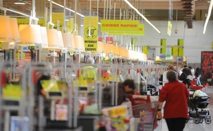 Passage en caisse dans les rayons de l'hypermarché Auchan Semecourt en banlieue de Metz le 22 novembre 2011.