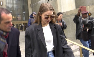 Gigi Hadid à sa sortie du tribunal de Manhattan pour la sélection du jury au procès d'Harvey Weinstein, le 13 janvier 2020.