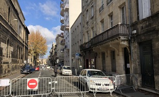 Un périmètre de sécurité a été mis en place autour de l'immeuble au question, au 8 de la rue Jean Burguet, près de l'hôpital Saint-André.