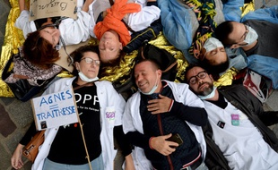 Lors d'une manifestation pour la sauvegarde de l'hôpital public, fin septembre.