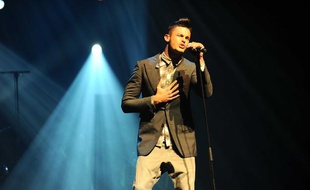 Baptiste Giabiconi sur le scène de l'Olympia, le 15 septembre 2012.