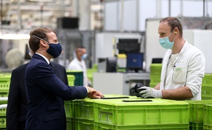Deplacement d'Emmanuel Macron sur le site de Valeo pour présenter le plan de soutien a la filiere automobile le 26 mai 2020.