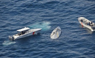 Photo diffusée le 13 avril 2016 par la marine colombienne montrant l'interception par la force conjointe JIATF du semi-submersible transportant 5.8 tonnes de de cocaïne au large des côtes pacifiques à la frontière entre l'Equateur et la Colombie