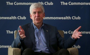 Le gouverneur du Michigan Rick Snyder, le 1er octobre 2015 à San Francisco