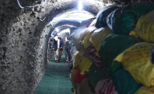 Un musulman Pakistanais visite un tunnel où d'anciennes copies du Coran sont préservées dans des sacs, dans la colline de Jabal-e-Noor, à Quetta, au Pakistan, le 14 janvier 2016
