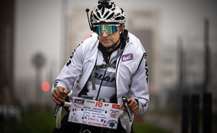 Thierry Cubury, 56 ans et ambulancier public de son état, est parti de Toulouse à vélo le mardi 23 novembre et compte arriver à Paris le 30.