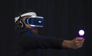 Un visiteur teste un projet de réalité virtuelle sur PlayStation 4 au salon IFA à Berlin, le 2 septembre 2015