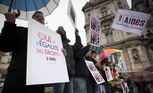Rassemblement contre l'homophobie devant l'Hôtel de Ville de Paris, le 10 avril 2013