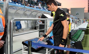 Un arbitre de Serie A utilisant la VAR le 20 août 2017