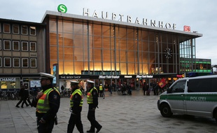 Policiers devant la gare de Cologne le 11 janvier 2015.