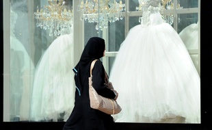 Une Saoudienne devant un magasin de robes de mariées, le 4 février 2013, à Riyad en Arabie Saoudite.