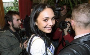 Valérie Begue reste Miss France 2008, malgré l'injonction de démission de Geneviève de Fontenay, le 28 décembre 2007, à l'hôtel Monceau.