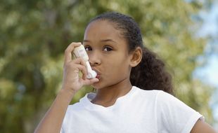 Une petite fille souffrant d'asthme.