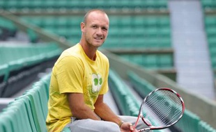 Le joueur de tennis français, Julien Jeanpierre, sur le central de Roland Garros, le 19 mai 2008.