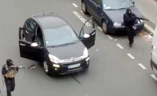 Capture d'écran des assaillants armés de kalachnikov, tirant sur un policier dans leur fuite après l'attaque contre Charlie Hebdo le 7 janvier 2015 à Paris