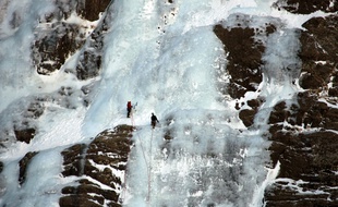 Randonneurs en cascade de glace dans le cirque de Gavarnie. Massif des Pyrenees. Patrimoine mondial de l'Unesco.