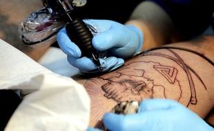 Une convention de tatouage à Lyon (illustration).