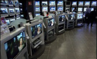 Le gouvernement a adopté mercredi un projet de loi ambitieux qui organise le basculement complet de la France vers un paysage audiovisuel entièrement numérique, mais inquiète les chaînes pionnières de cette technologie qui redoutent la rupture d'équilibres économiques fragiles.