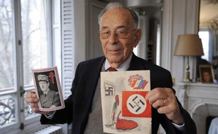 Jean-Louis Crémieux-Brilhac, ancien responsable de la communication de la France Libre, le 3 décembre 2008 à son domicile parisien