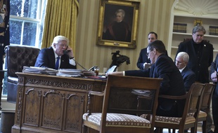 Donald Trump au téléphone avec Vladimir Poutine, en présence de Michael Flynn, le 28 janvier 2017.