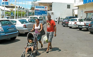 Parking d'un supermarché U à la Réunion, février 2012.