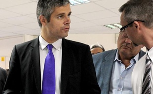 Laurent Wauquiez discute avec un salarié du Pôle emploi, le 22 juillet 2010 lors de l'inauguration de sa «grande consultation» des usagers à La Madeleine dans la banlieue lilloise.