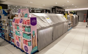 Les grandes surfaces se sont organisées ce mercredi pour fermer leurs rayons non essentiels