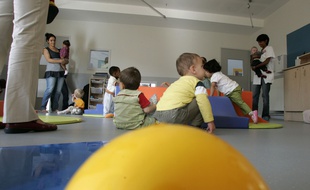 Une maman vient récupérer son enfant à la Crèche de l'université Paul Sabatier, le 22 septembre 2008 à Toulouse.