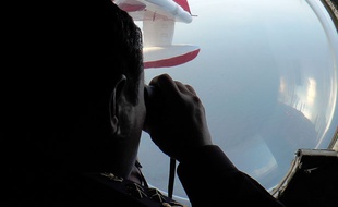 Lundi 10 mars 2014, la mairine malaysienne recherche des débris de l'avion disparu en mer.