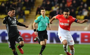 Radamel Falcao, qui a égalisé sur penalty, a finalement pris le dessus sur Houssem Aouar et l'OL.