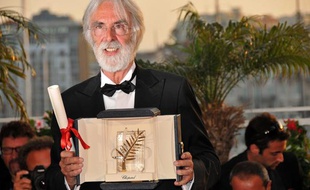 Le réalisateur Michael Haneke, Palme d'Or 2009 pour «Le Ruban Blanc», pose avec sa récompense au Palais des Festivals, à Cannes, le 24 mai 2009.