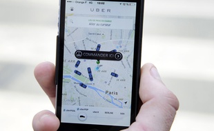 Sur l'appli Uber, avant de réserver un UberPop. AFP PHOTO / THOMAS OLIVA