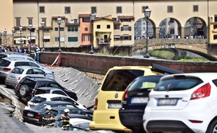 Un quai s'effondre près du célèbre Ponte Vecchio.