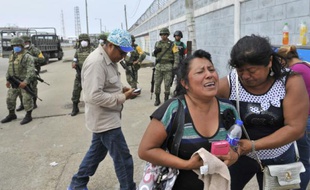 Des proches des ouvriers du complexe pétrochimique en attente de nouvelles le 21 avril 2016 à Coatzacoalcos