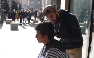 John Bar-Veill a lancé le mouvement Coiff in the street à Lyon. Un dimanche par mois, il propose de coiffer gratuitement des sans-abris.